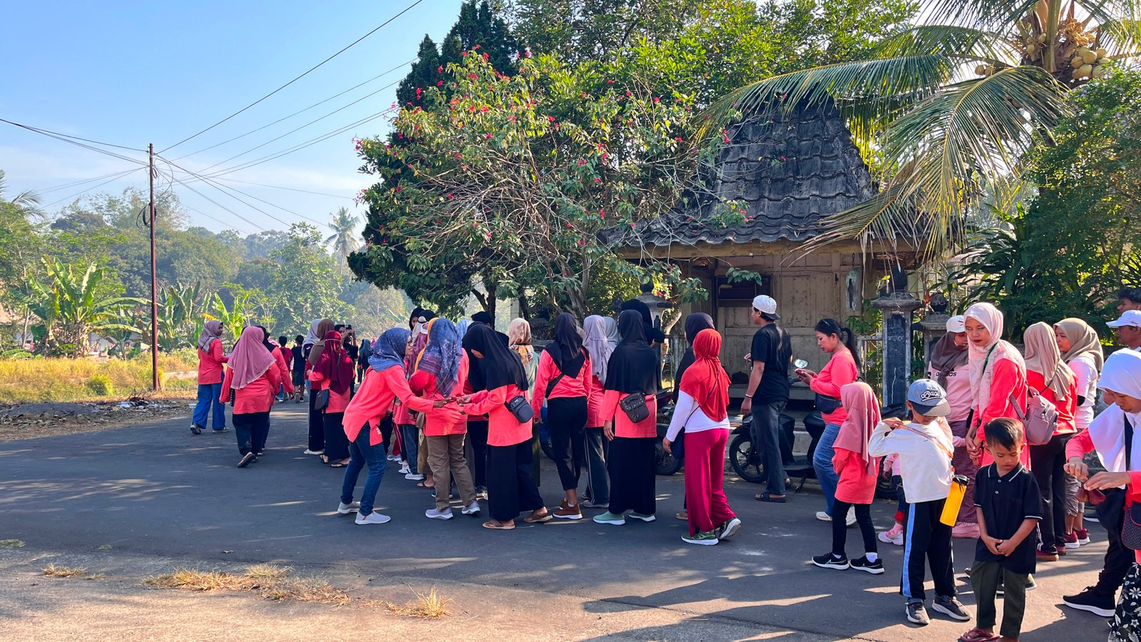 Jalan Sehat dan Cek Kesehatan Gratis Dusun Curah Lor dalam Rangka Pembukaan HUT RI ke-81 dan Perpisahan KKN 84 Unit 120 UPN Veteran Yogyakarta
